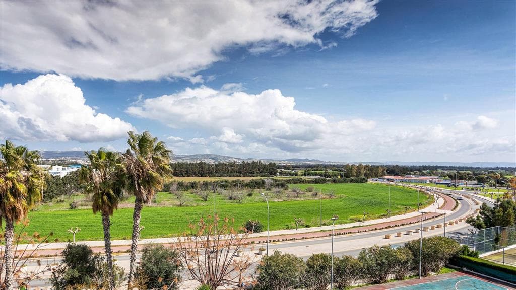 Louis Phaeton Beach - príjazdová cesta k hotelu - letecký zájazd  - Cyprus, Paphos