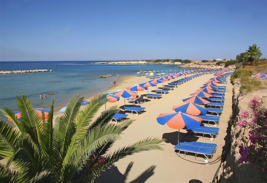 Corallia Beach - pláž - letecký zájazd  - Cyprus, Coral Bay