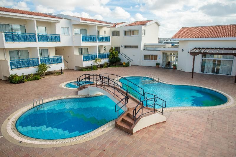 Cynthiana Beach Hotel - bazén - letecký zájazd  - Cyprus, Paphos