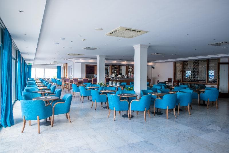 Cynthiana Beach Hotel - bar - letecký zájazd  - Cyprus, Paphos