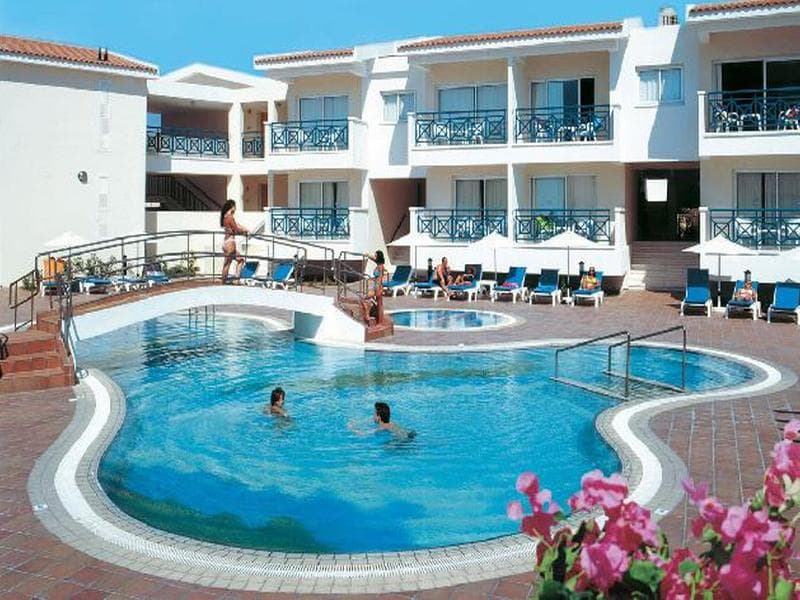 Cynthiana Beach Hotel - bazén - letecký zájazd  - Cyprus, Paphos