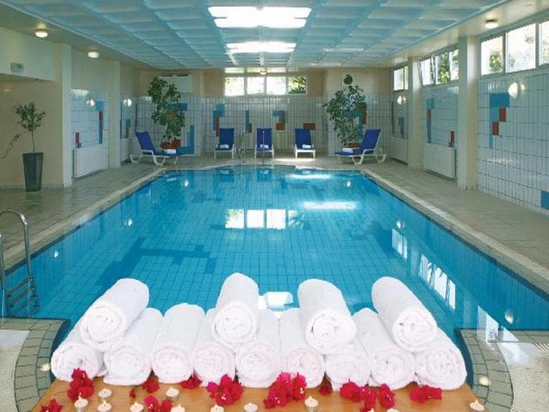 Cynthiana Beach Hotel - vnútorný bazén - letecký zájazd  - Cyprus, Paphos