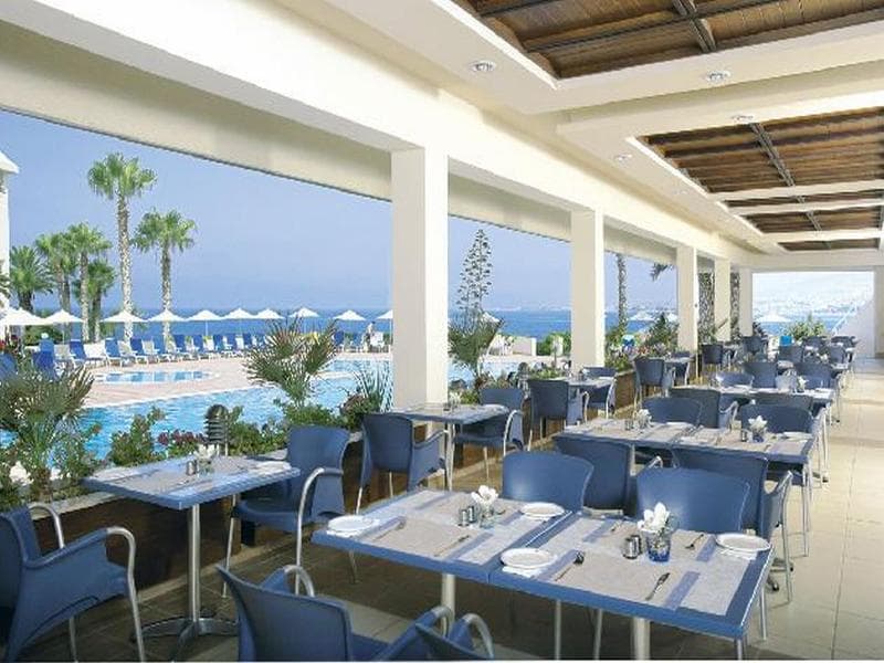 Cynthiana Beach Hotel - snack bar - letecký zájazd  - Cyprus, Paphos