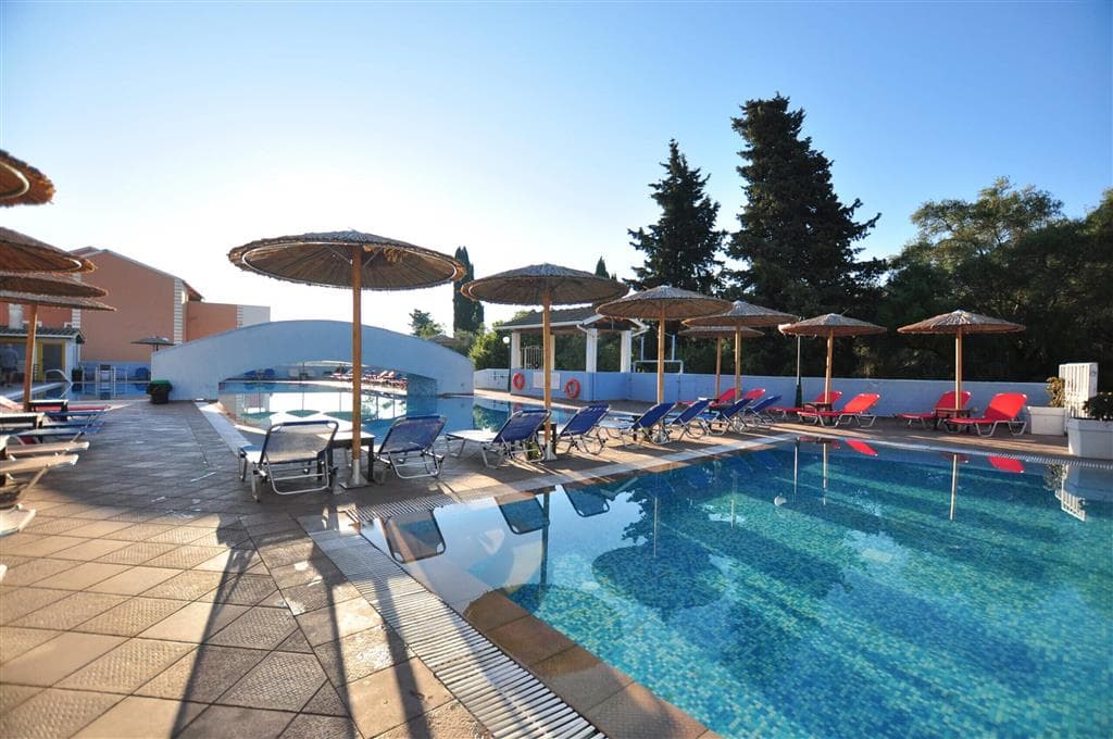 Hotel Michelangelo - bazén - letecký zájazd s   Korfu - Kassiopi