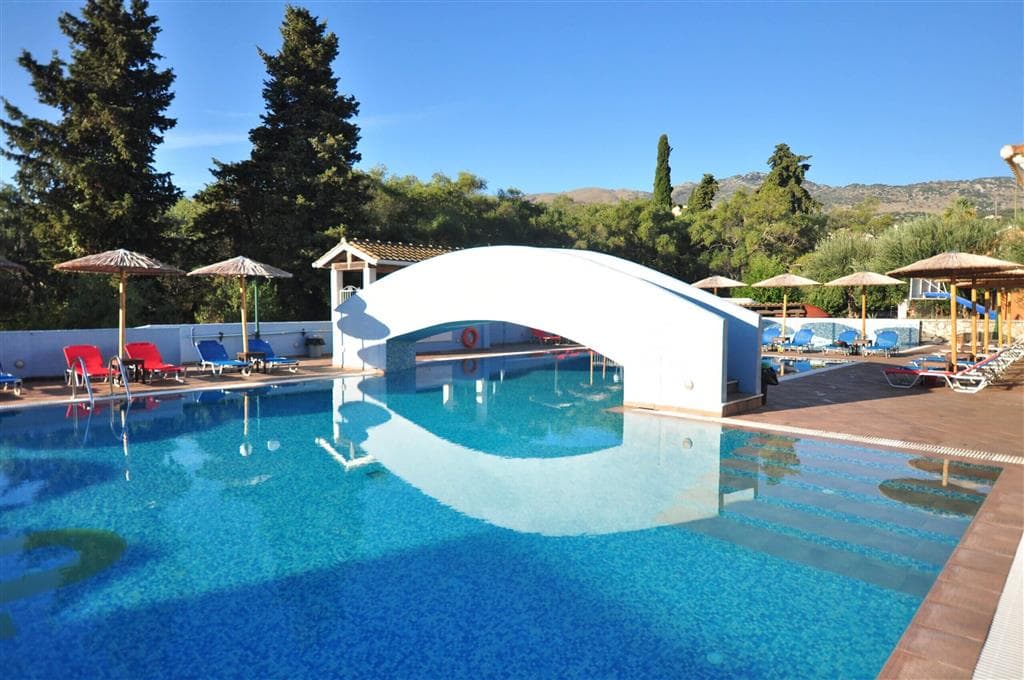 Hotel Michelangelo - bazen- letecký zájazd s   Korfu - Kassiopi