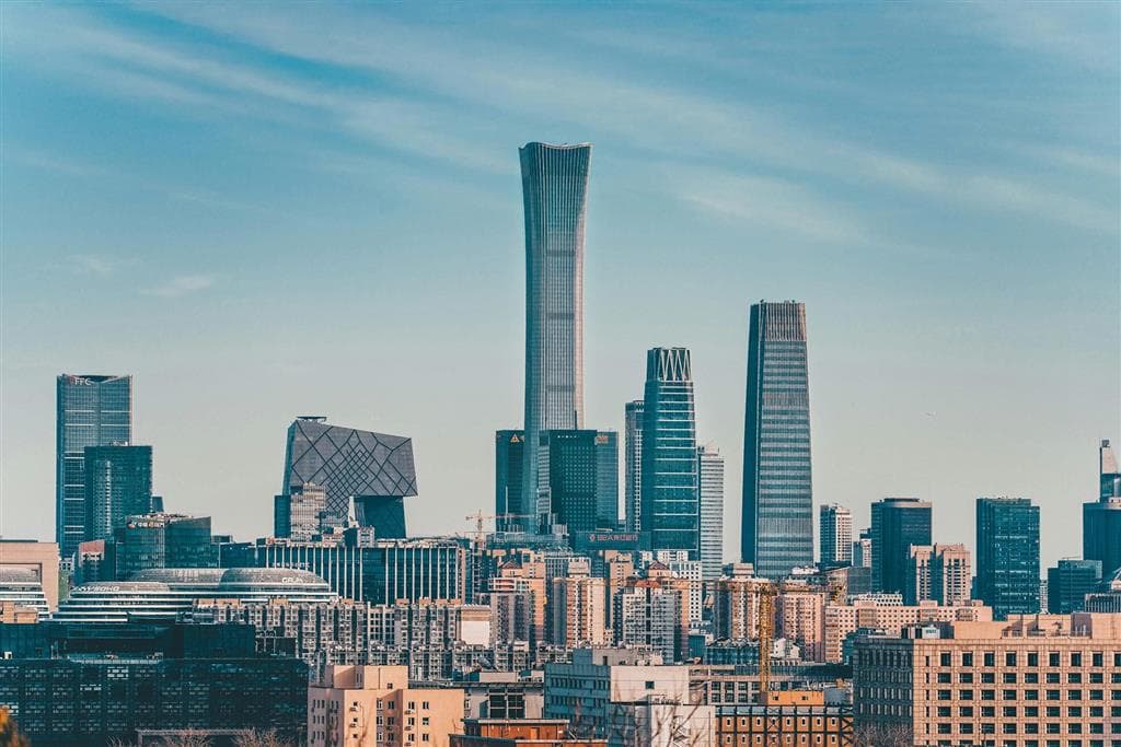 Moderná silueta Pekingu s dominantným mrakodrapom China Zun, ktorý s výškou 528 metrov patrí medzi najvyššie budovy sveta
