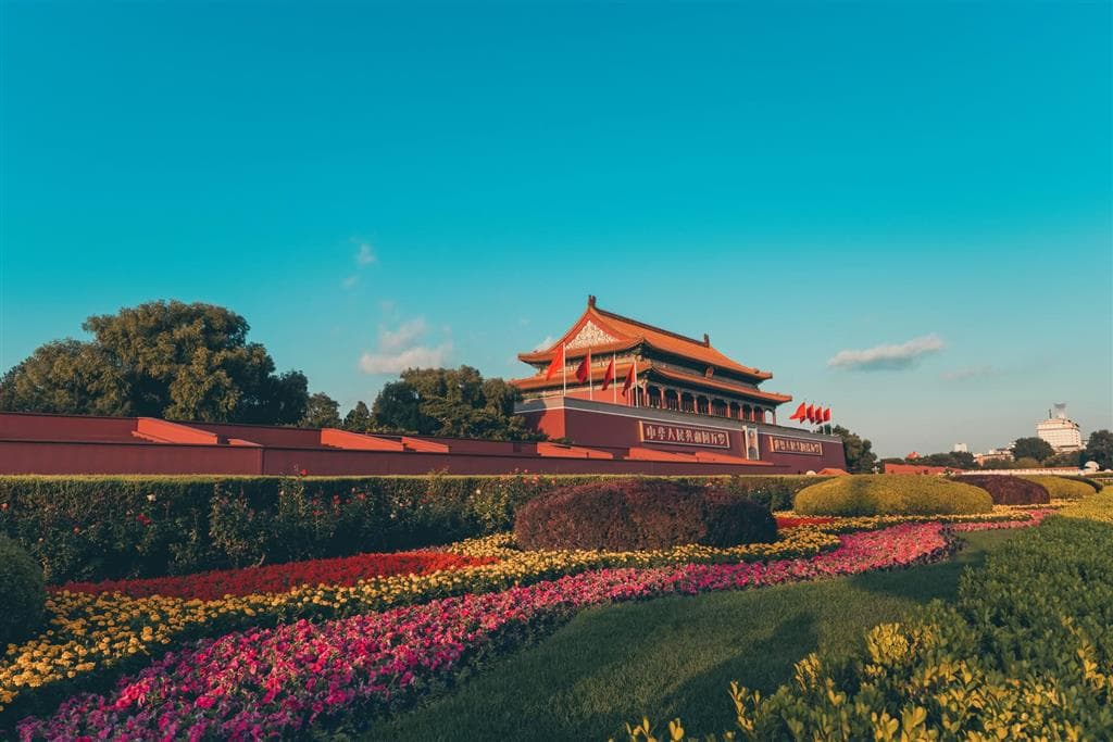 Obraz Mao Ce-Tung, na bráne nebeského pokoja, dopĺňajú nápisy hlásajúce veľkosť Čínskej ľudovej republiky