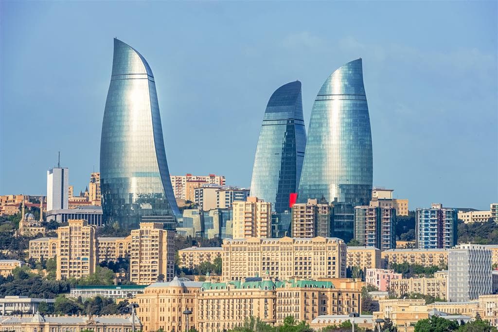 Flame Towers (Plamenné veže) sú modernou dominantou metropoly Azerbajdžanu