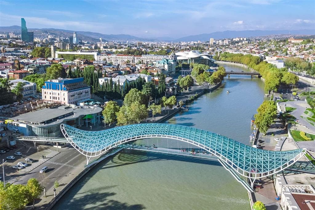 Most mieru (Bridge of Peace) a futuristický park Rike v srdci moderného Tbilisi
