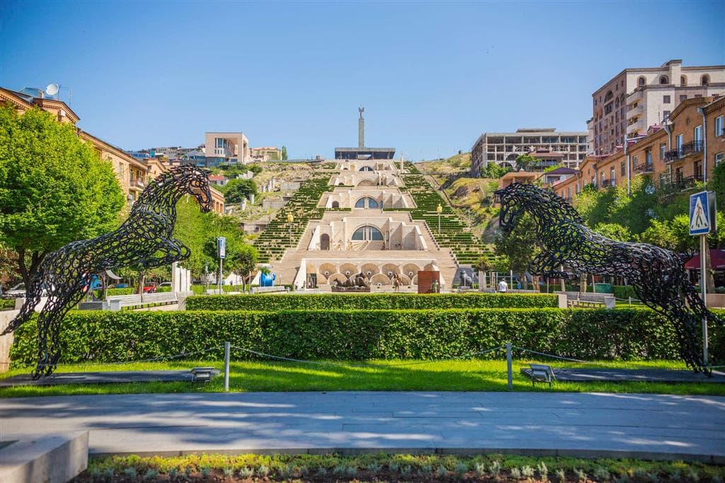 Kaskády sú unikátne architektonické dielo, ktoré ukrýva vo svojich útrobách múzeum moderného umenia s dielami od autorov ako Fernando Botero či Jaume Plensa
