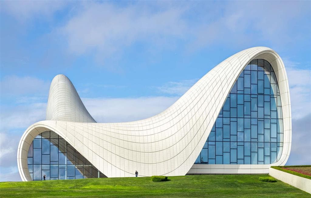 Heydar Aliyev Center - Futuristický symbol nového Baku a majstrovské dielo architektky Zahy Hadid, popiera zákony geometrie