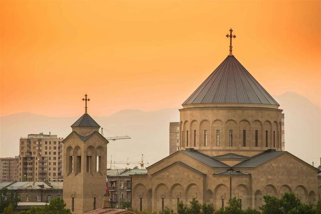 Moderná sakrálna architektúra Jerevanu pri západe slnka - Arabkir Church (Kostol Svätého Kríža)
