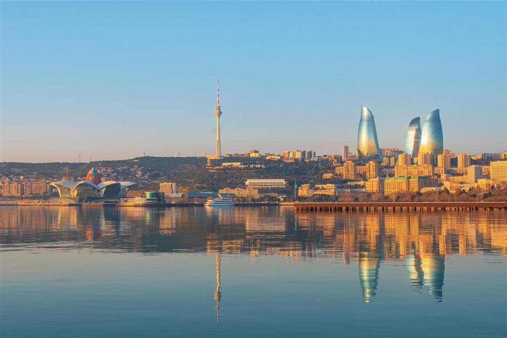 Dominantné mrakodrapy Flame Towers v tvare plameňov a unikátna stavba „lotosového kvetu“ - Waterfront Mall, na bulvári sú symbolmi dynamického rozvoja mesta Baku