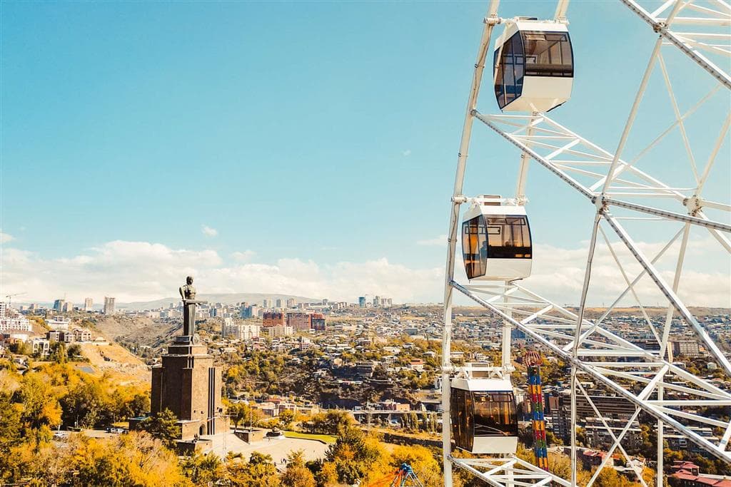 V zábavnom Parku víťazstva s retroatmosférou, nájdete aj 51 metrov vysokú sochu Matky Arménska