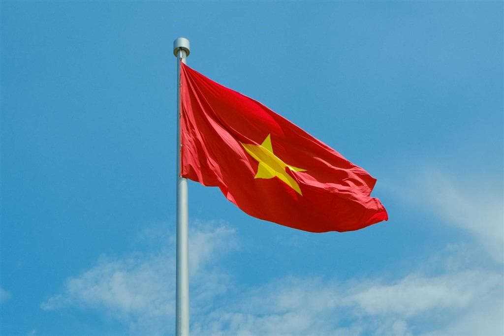 Vietnamská národná vlajka so žltou hviezdou vlajúca na oblohe