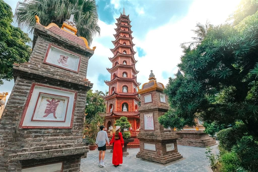 Budhistická pagoda Tran Quoc, kde veriaci bežne pália peniaze. Na zájazde si vysvetlíme prečo