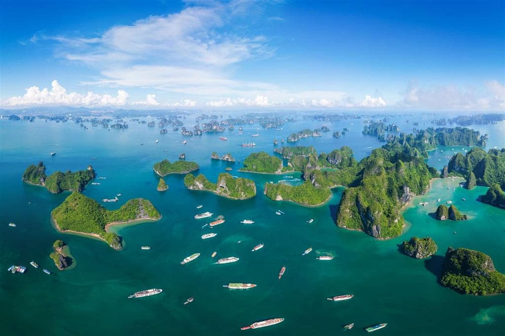 Panoramatický výhľad na vápencové ostrovy v zátoke Ha Long Bay vo Vietname