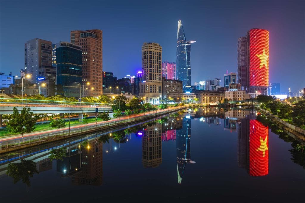 Večerná panoráma Saigonu s dominantnou Bitexco Financial Tower