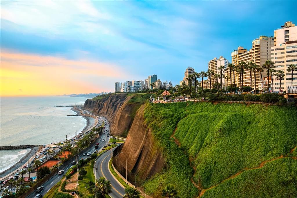 Mestskú štvrť Miraflores v Lime, oddeľujú od oceánu 80 metrov vysoké útesy
