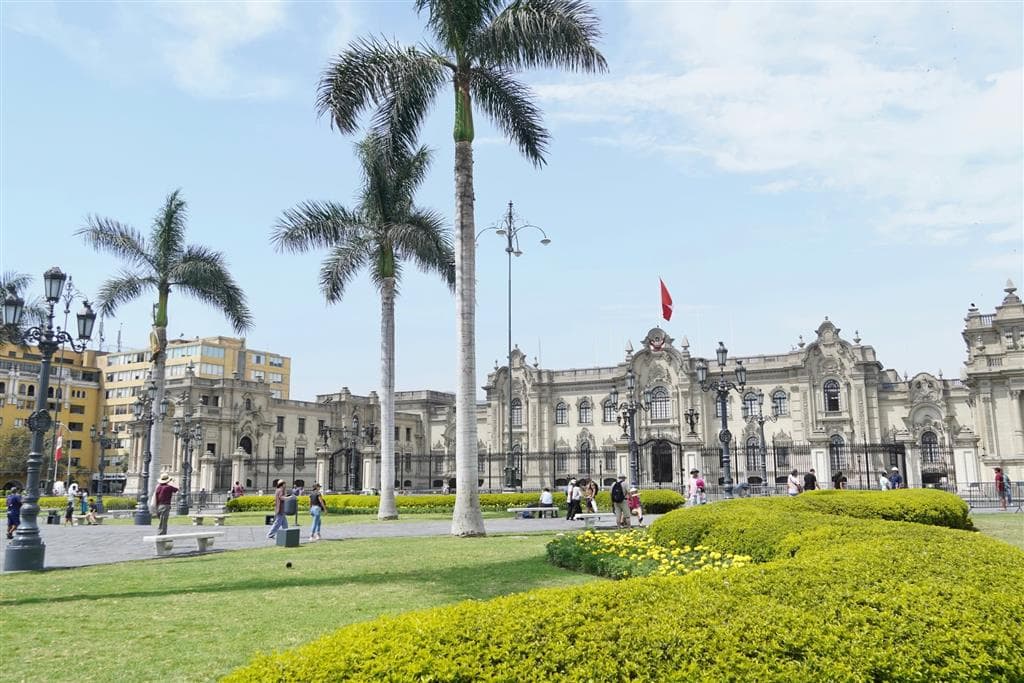 Srdce výkonnej moci Peru na Plaza Mayor v Lime