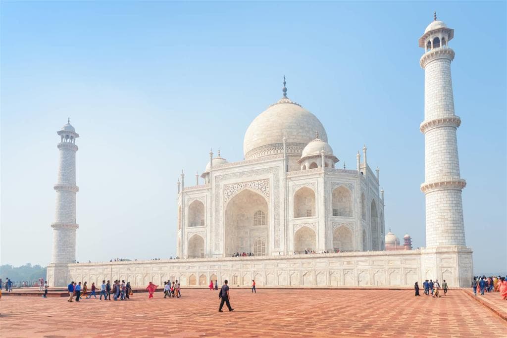 Symetria Taj Mahal v Agre je tak presná, že jediným prvkom, ktorý ju narúša, je hrobka panovníka pridaná neskôr