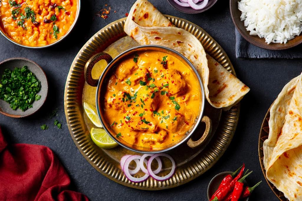 Chicken Tikka Masala je krémové kari s kúskami marinovaného kuracieho mäsa, ktoré patrí medzi najznámejšie jedlá indickej kuchyne vo svete