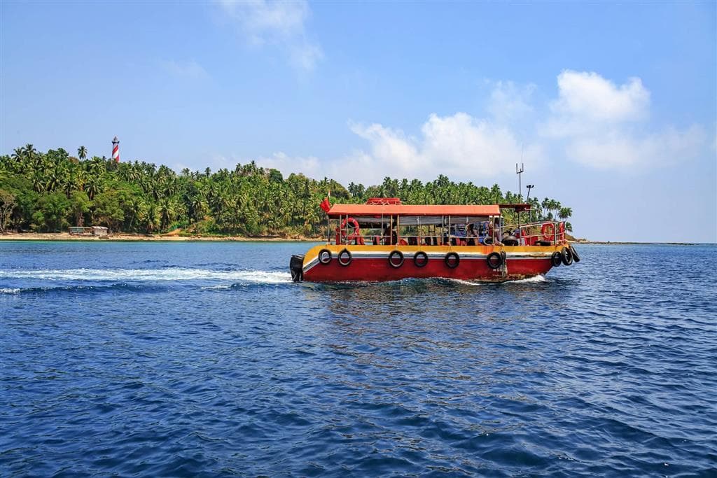Andamanské ostrovy sú menej turisticky rozvinuté než iné ázijské ostrovy, vďaka čomu si zachovávajú pokojnejšiu a autentickejšiu atmosféru