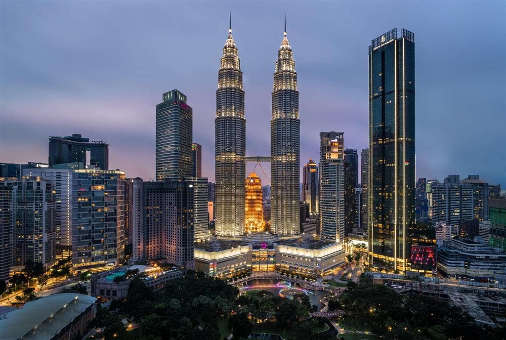 Večerný pohľad na Petronas Twin Towers v Kuala Lumpur, ktoré boli do roku 2006 najvyššími budovami na svete a dodnes sú najvyššími dvojičkami