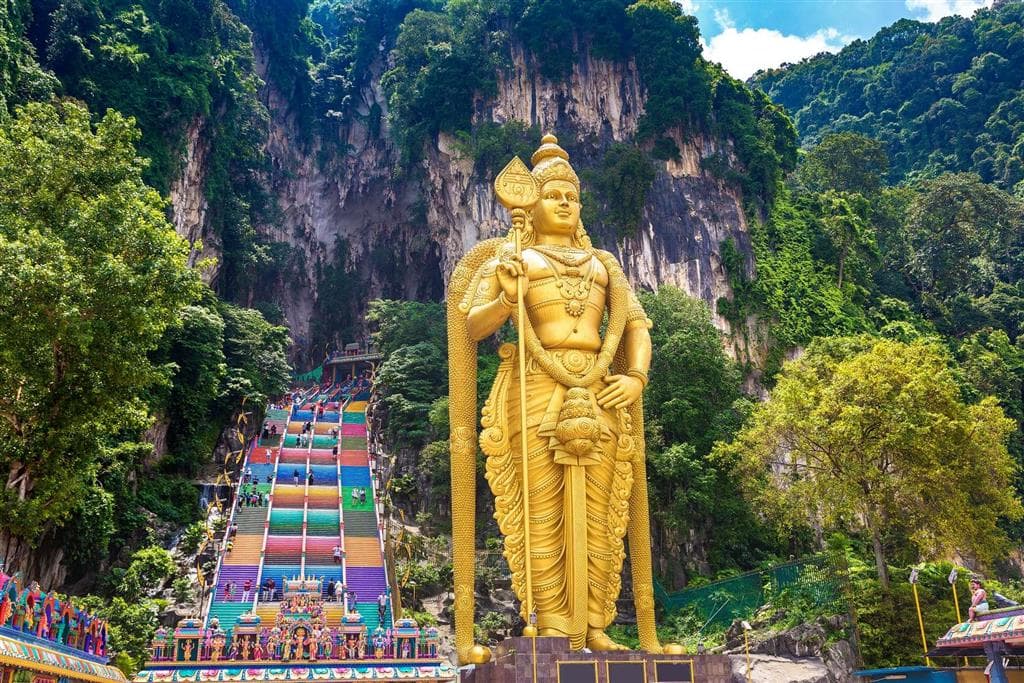 

Vápencové jaskyne Batu Caves pri Kuala Lumpur stráži zlatá socha boha Murugana, ktorá patrí medzi najvyššie hinduistické sochy na svete