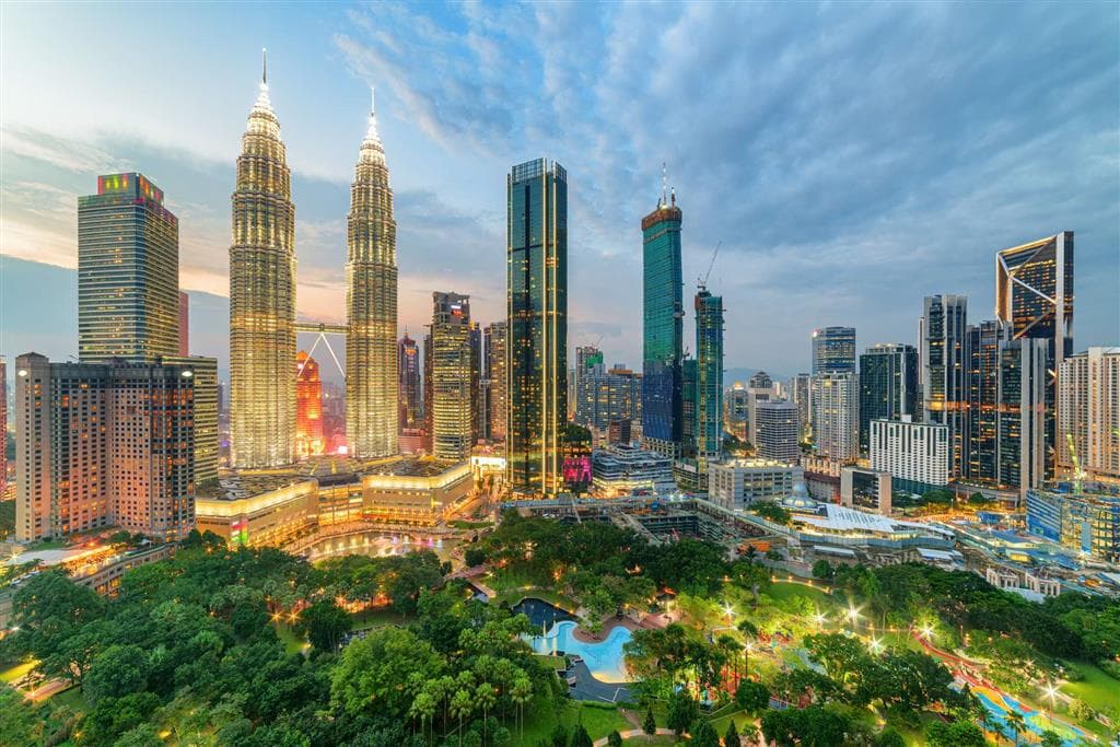 Večer pri Petronas Twin Towers prináša do priľahlého parku v Kuala Lumpur ruch, oddych aj spoločenský život