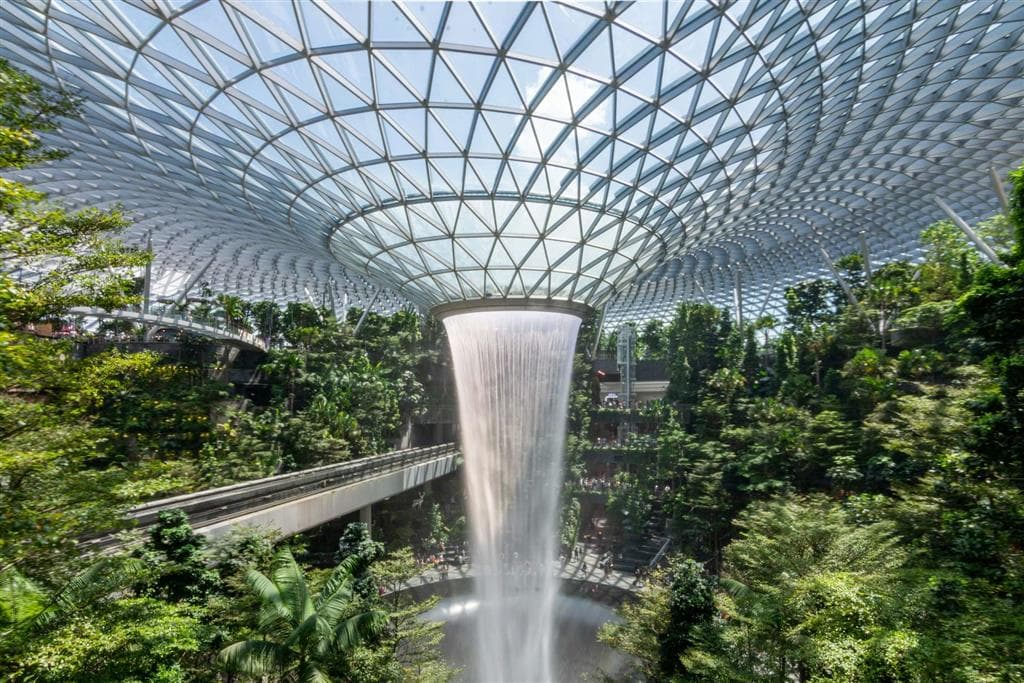 Rain Vortex na letisku Changi v Singapore je najvyšší vnútorný vodopád na svete, ktorý padá zo sklenenej kupoly priamo do tropickej záhrady