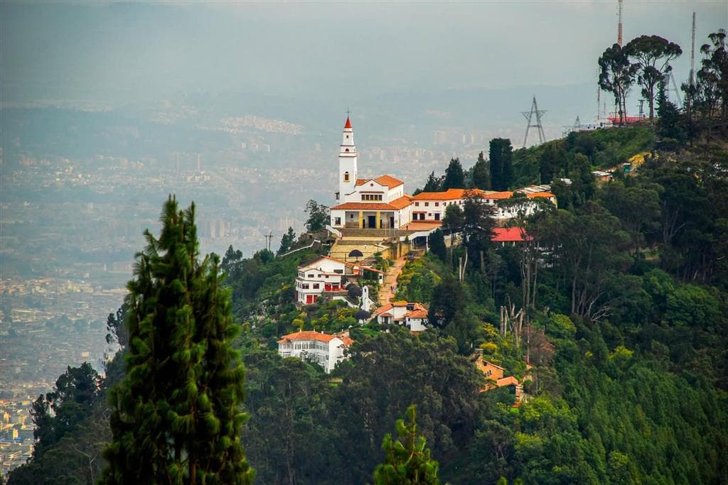 Z hornej stanice lanovky Monserrate sa otvára jedinečný pohľad na Bogotu a okolité horské masívy