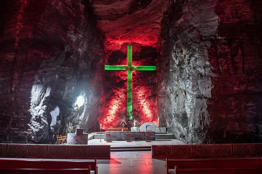 Solná katedrála v Zipaquirá je podzemná stavba vytesaná priamo v soľnej bani