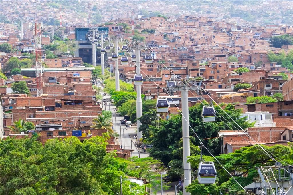 Moderný systém mestských lanoviek integrovaný do verejnej dopravy v kolumbijskej meste Medellín