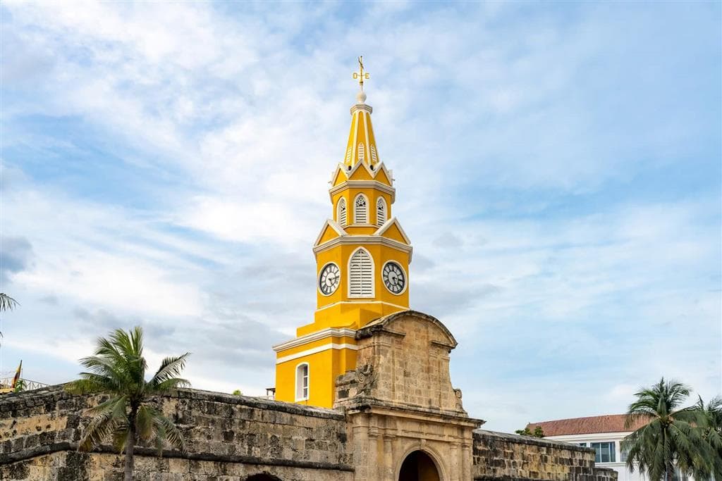 Historická brána Boca del Puente s monumentálnou vežou Torre del Reloj v koloniálnom srdci Kolumbie