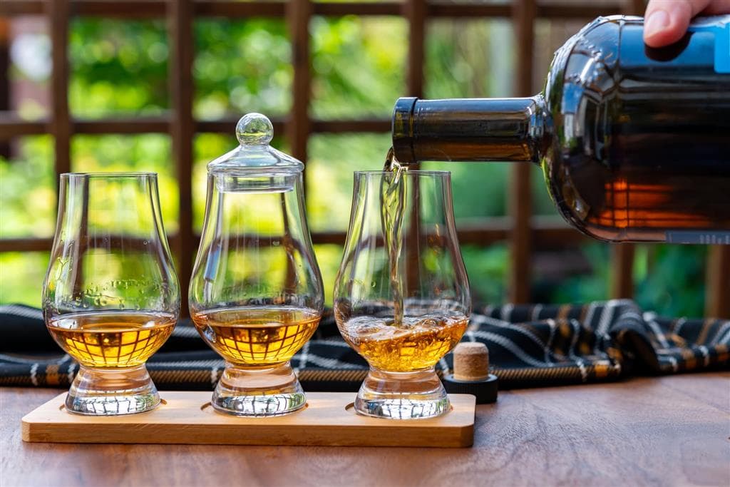 Škótsko má viac uložených sudov s whisky než počet obyvateľov. Celkový počet sa odhaduje na 15-20 miliónov.