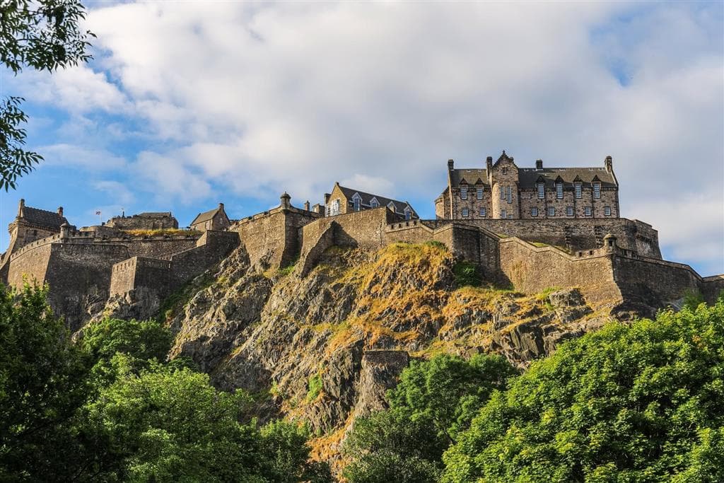 Vďaka svojej polohe na Castle Rock dominuje Edinburský hrad nad strechami historického centra mesta