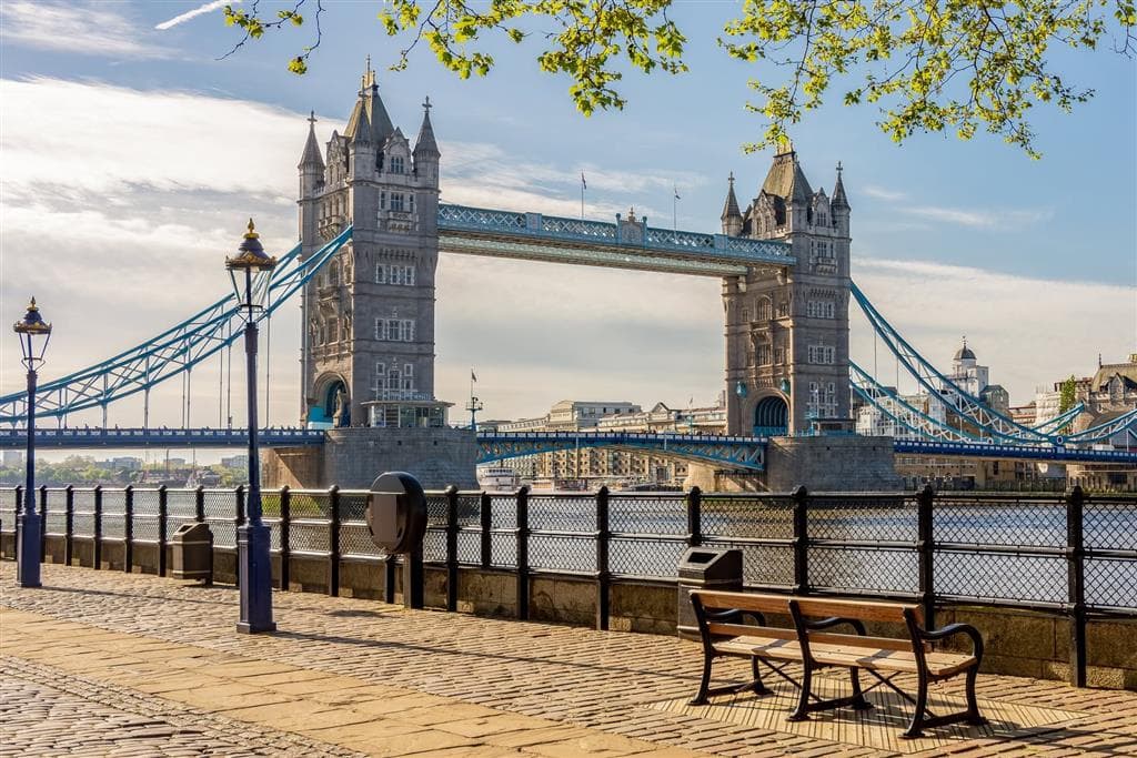 Tower Bridge patrí k najfotografovanejším pamiatkam mesta, ale až keď uvidíte na vlastné oči gotické veže a oceľovú konštrukciu, pochopíte prečo