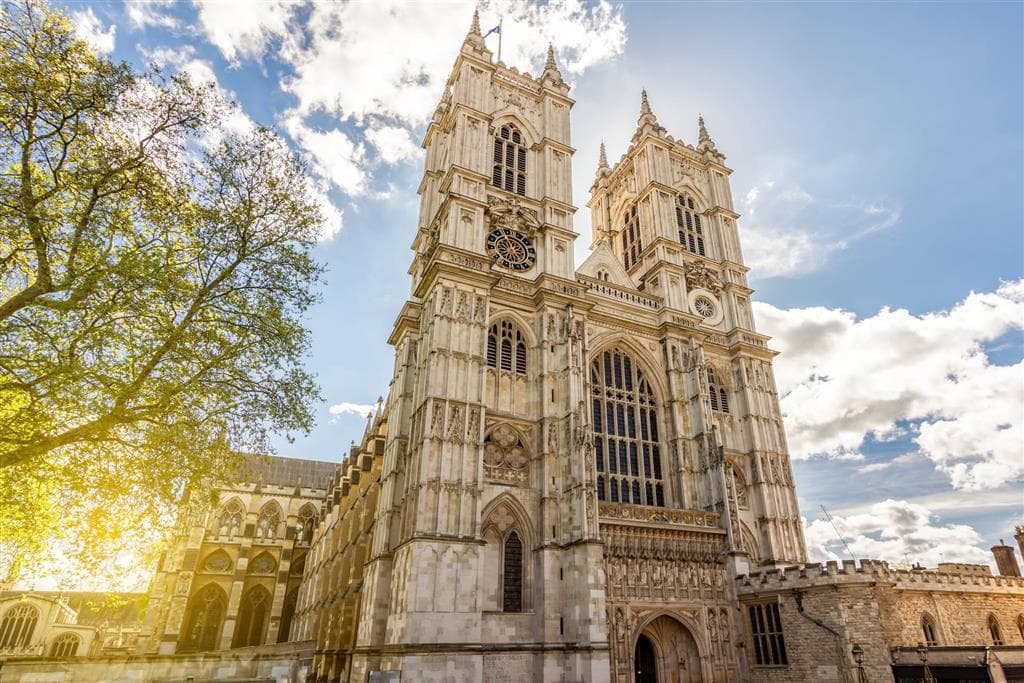 Westminster Abbey je miestom korunovácie panovníkov, ale aj miestom posledného odpočinku kŕaľov, královien, vedcov alebo spisovateľov