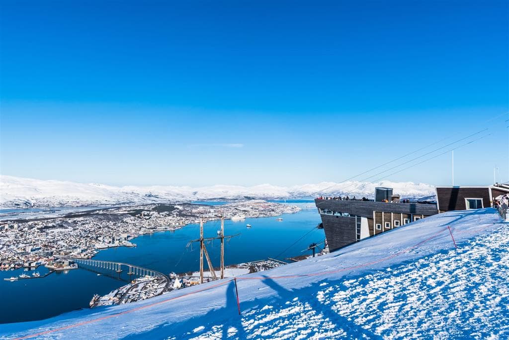 Vyhliadka nad mestom Tromso, kde sa nám otvorí panoráma mesta, ostrovov a okolitých hôr