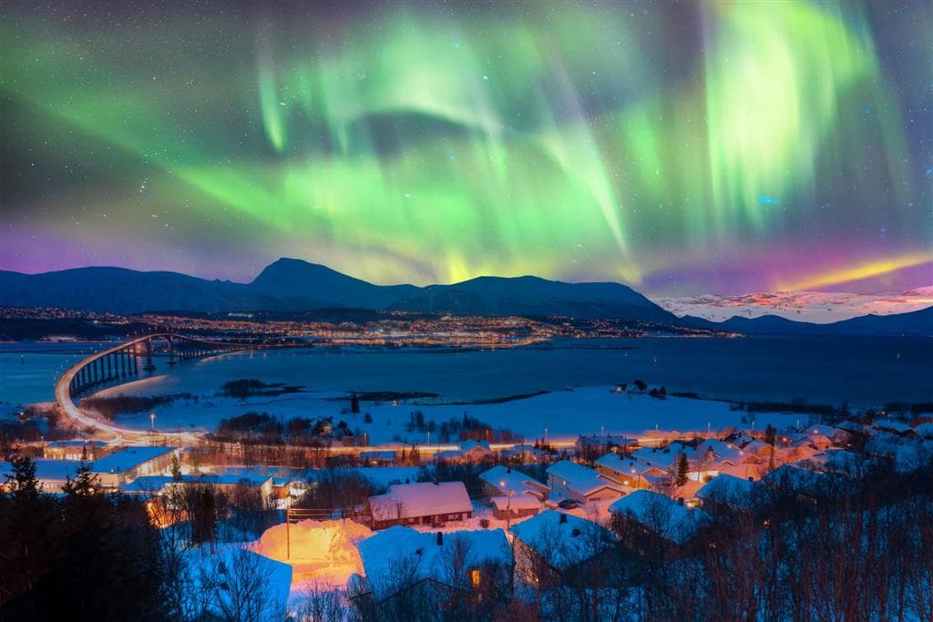 Typické sfarbenie polárnej žiary vytvára excitovaný kyslík vo výške 100 - 200 km nad Zemou