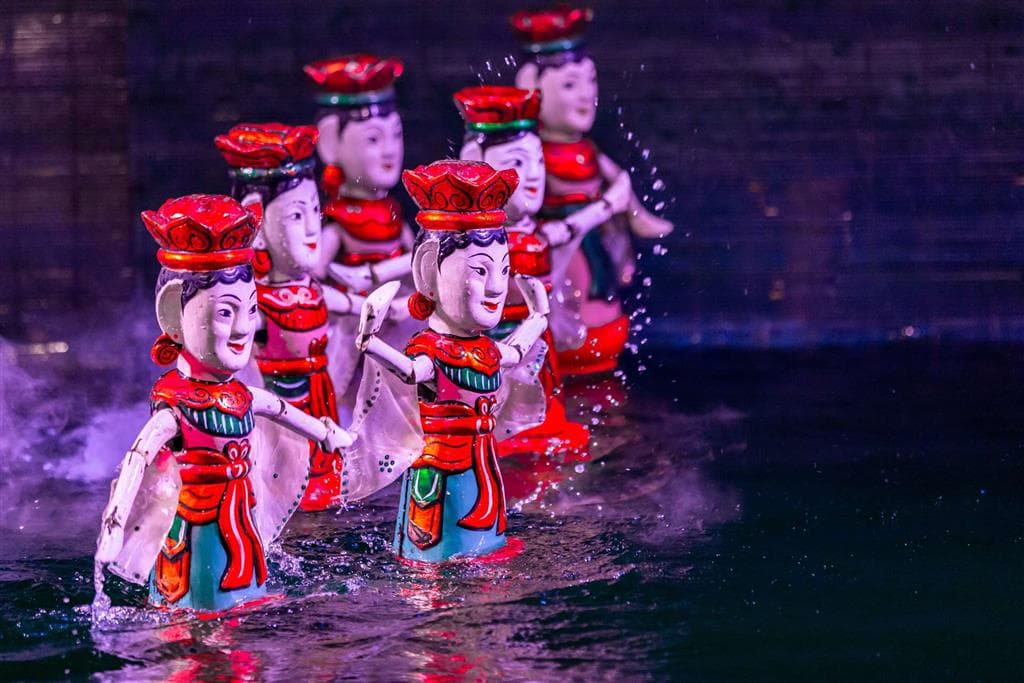 Scéna z tradičného vietnamského vodného bábkového divadla v Hanoji