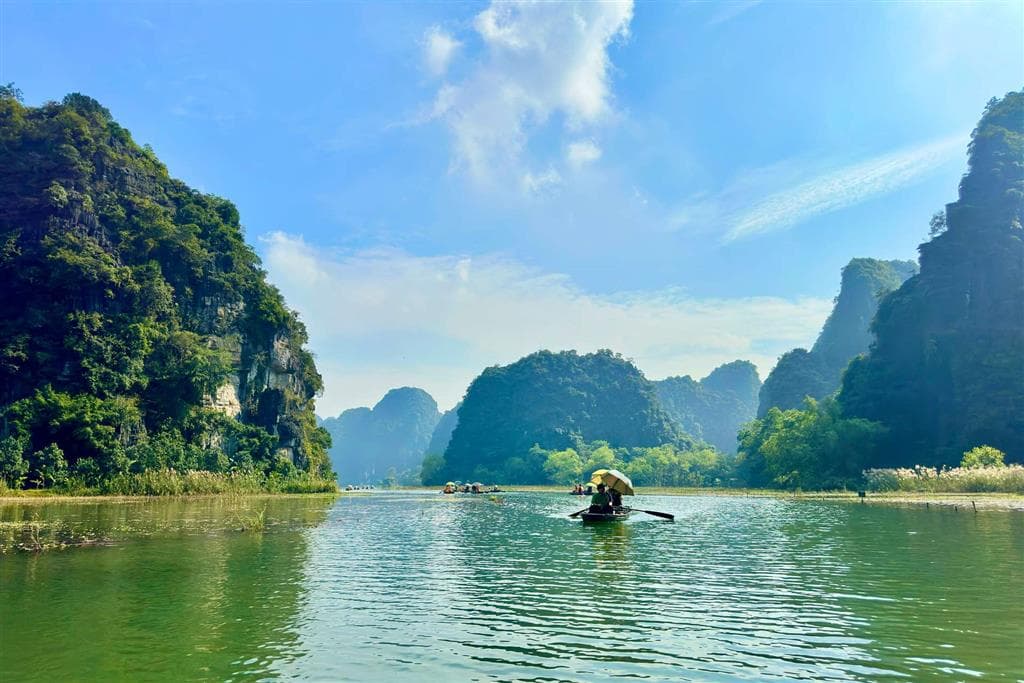 V oblasti Ninh Binh sa nachádza aj Hoa Lu, ktoré bolo v 10. a 11. storočí prvým hlavným mestom zjednoteného Vietnamu, práve vďaka prirodzenej ochrane, ktorú poskytovali tieto neprístupné hory