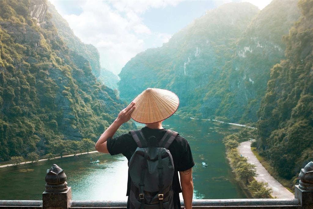 Pohľad na rieku medzi vápencovými skalami v Ninh Binh