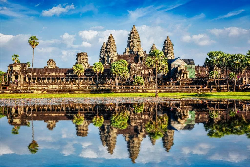 Asi najznámejší pohľad na najvačšiu sakrálnu stavbu na svete Angkor Wat