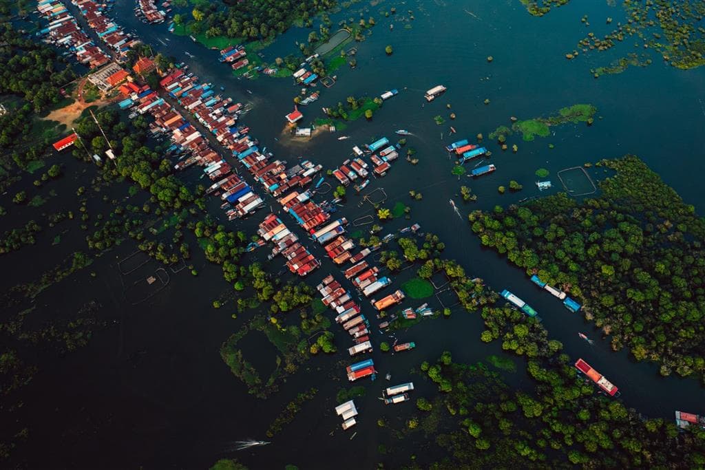 Rovnomenná rieka Tonlé Sap mení podľa prevládajúceho monzúnu svoj smer dvakrát ročne.