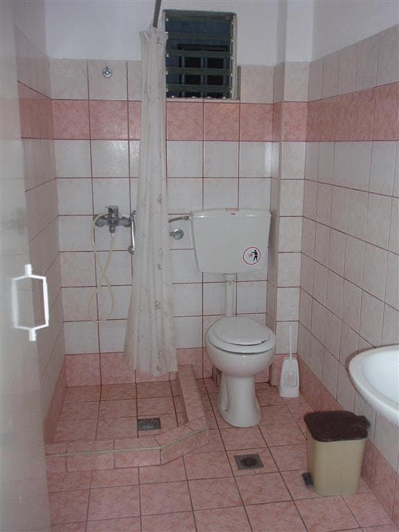 Apartmány Eutychia - kúpeľňa - autobusová doprava  - Grécko, Olympská riviéra, Paralia