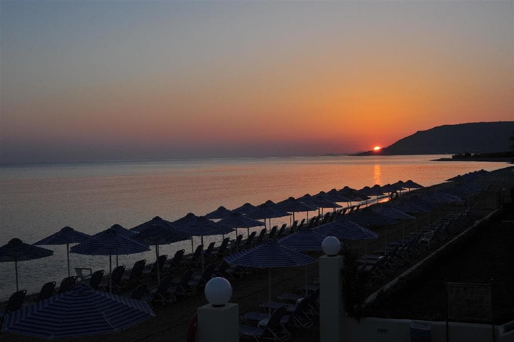 Hotel Hydramis Palace-pláž pri západe slnka-letecký zájazd -Kréta-Kavros