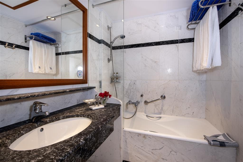Hotel Hydramis Palace-kupelňa-letecký zájazd -Kréta-Kavros