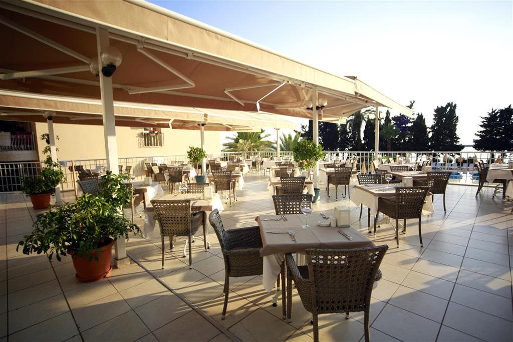 Hotel Incekum Su - terasa so sedením - letecký zájazd  - Turecko, Avsallar